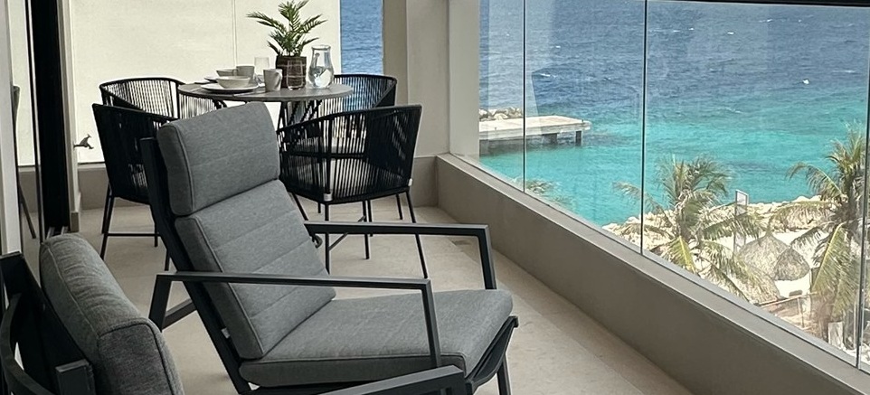 Balkon met luxe ligstoelen en zeezicht, appartement 406