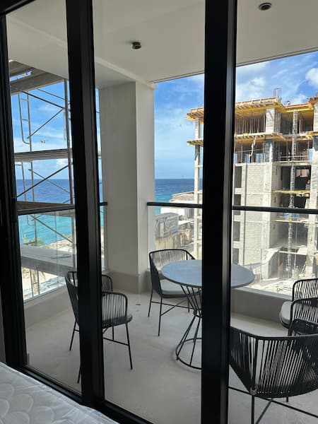 Luxe balkon met relaxstoelen appartement C7