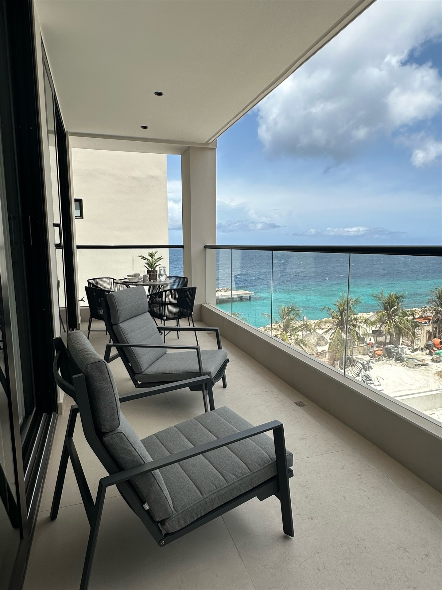 Balkon met luxe relaxstoelen en zeezicht - appartement 406